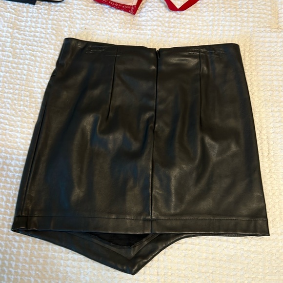 FOREVER 21 FAUX LEATHER BLK ASYMMETRICAL SKIRT SZ MED - Picture 4 of 8